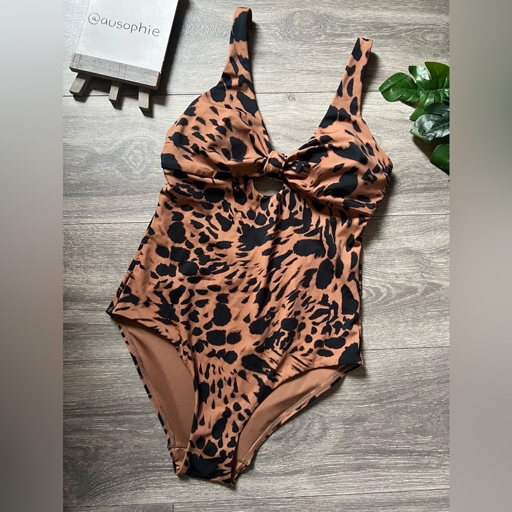 Kian D F&F Leopard Print keyhole One Piece Swimsuit. Size M